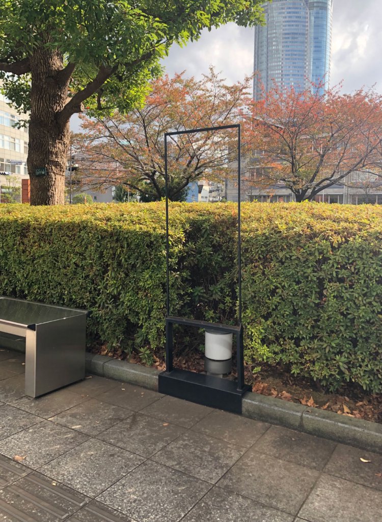 Must be an optical camouflage display  光学迷彩ディスプレイ