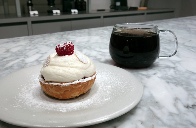 この日のドリップコーヒーはエチオピアのシングルオリジン。清澄白河店だけで味わえる季節のタルト（写真のタルトは2022年1月4日まで）との相性も抜群。口の中からホリデー気分に♪