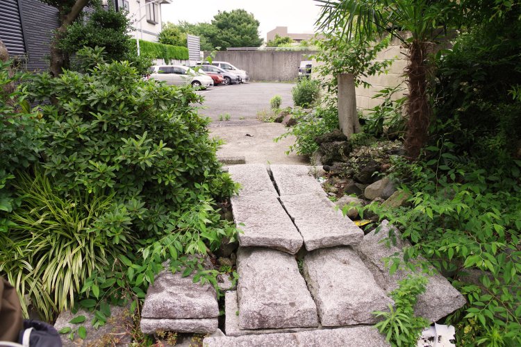 風呂屋があったという路地の突き当りには、敷石だけが残っている。