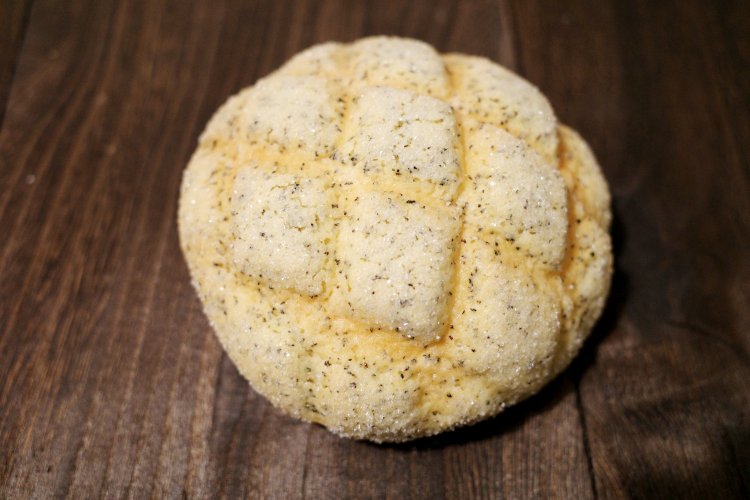 クッキー部分はサクサク、中はふんわりの紅茶のメロンパン180円。時期によっては抹茶のメロンパンも登場する。