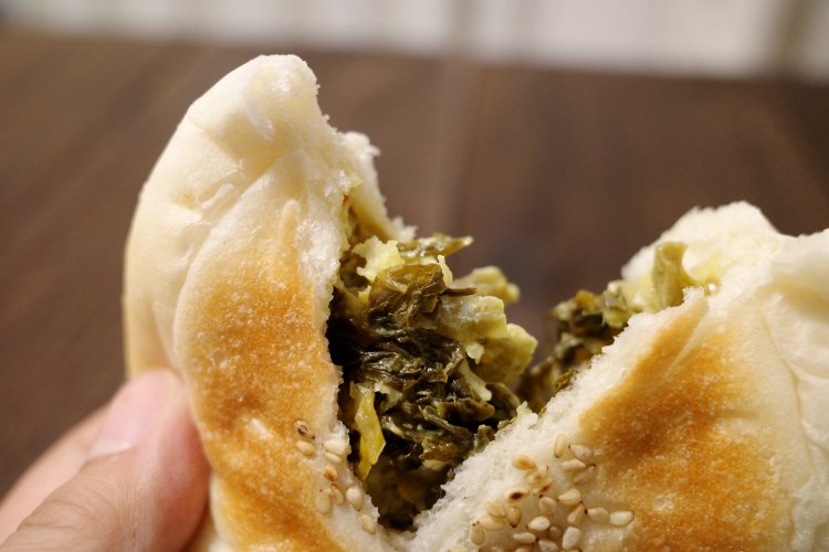 辛くないタイプの高菜が入ったおやき180円。高菜はチーズと調味料で旨しょっぱく味付されている。一口目からクタクタの具材をたっぷり楽しめて大満足。