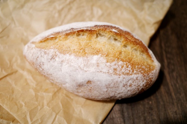 ふっくらとした天然酵母ミニバタール180円。毎日食べても安心・安全が『すずめベーカリー』のコンセプト。