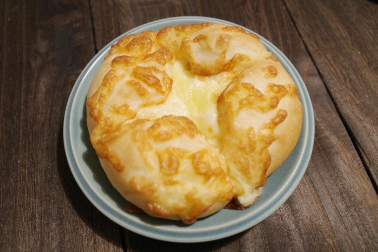 4種のチーズを贅沢に使っている大きなとろ～りチーズパン320円。焼きたてはトングで持つのが難しいほどチーズがトロトロになるそうだ。もちろん冷めても美味。