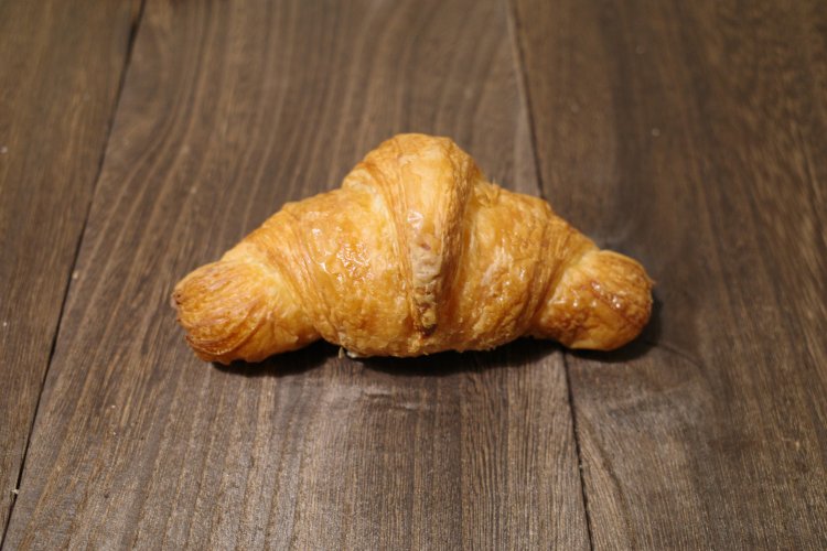 サクサクのクロワッサン180円は発酵バターを使用するのでコク深く、風味も豊か。