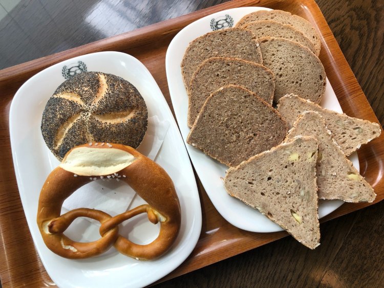 2階のカフェスペースでイートインもOK。ゆったり41席。