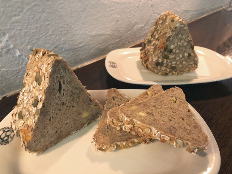 一度出合うと忘れられない見た目。種子や穀物のしっかりとした食感と自然な風味、生地のほどよい酸味が相まって、あとをひくおいしさ。