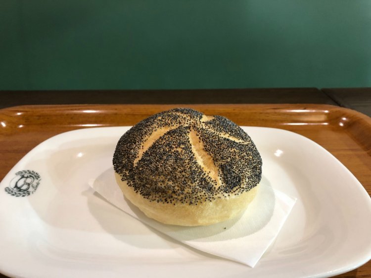 写真は黒けしのカイザー。『リンデ』ではプレーン、ひまわり、白ごま、白けし、黒けしの5種のカイザー各152円を取りそろえている。