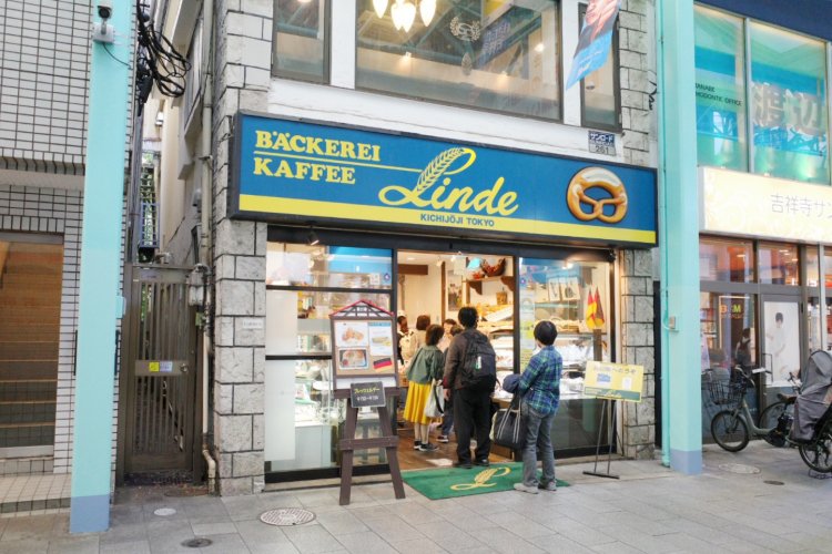 今やすっかり人気店に。特に開店時から昼すぎまではお客さんがひっきりなしに訪れる。