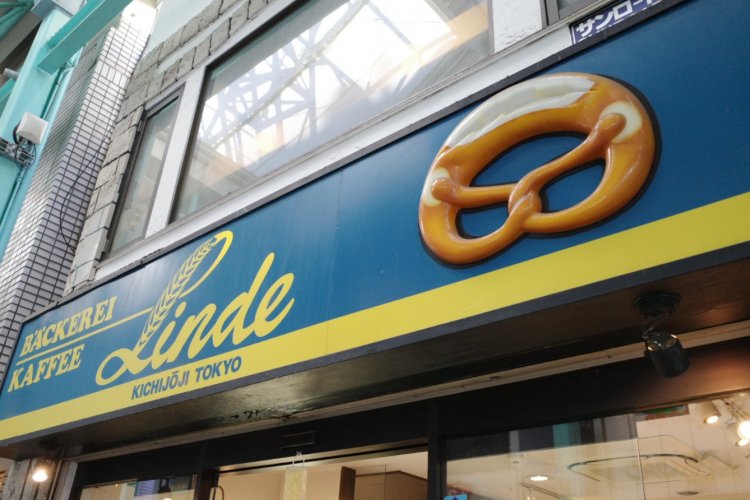ドイツではベッカライ(ベーカリー)のシンボルとして店頭にブレッツェルの紋章を掲げる習慣がある。かつて軒先にあったブレッツェルは悪霊祓いの意味があったとか。