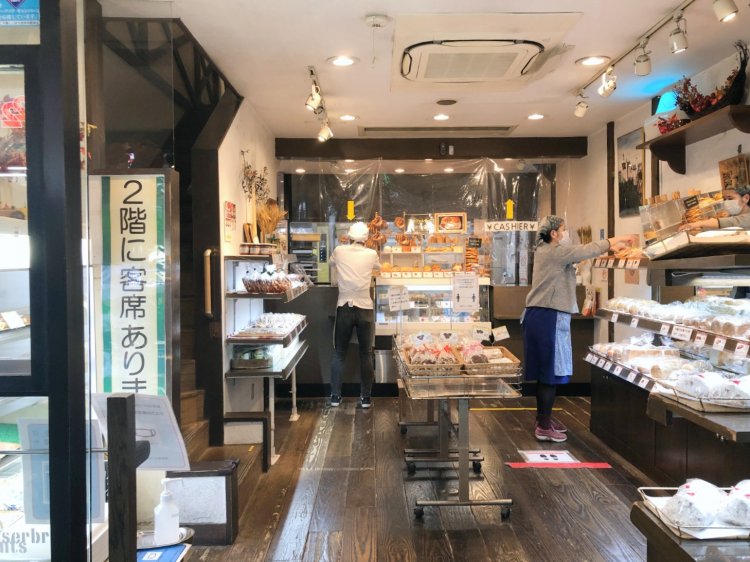 開店に向けて準備中。午前10時のオープンと同時にお客さんが押し寄せる。