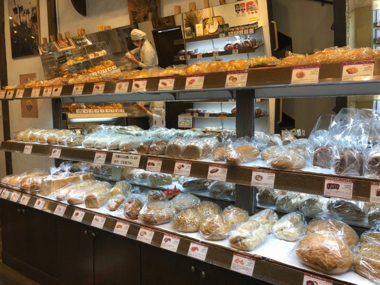 パンはお店でスライスしてもらえる。