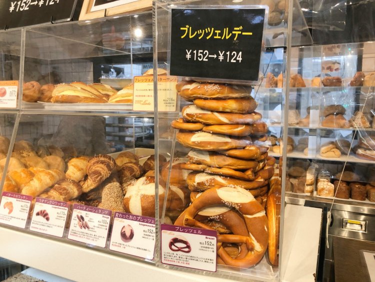 毎週金曜はブレッツェルデー。ブレッツェルを少しお得に食べられるうれしい日。ちなみに『リンデ』ではプレッツェル(Pretzel・英語表記)ではなく、ブレッツェル（Brezel・ドイツ語表記）が正解。