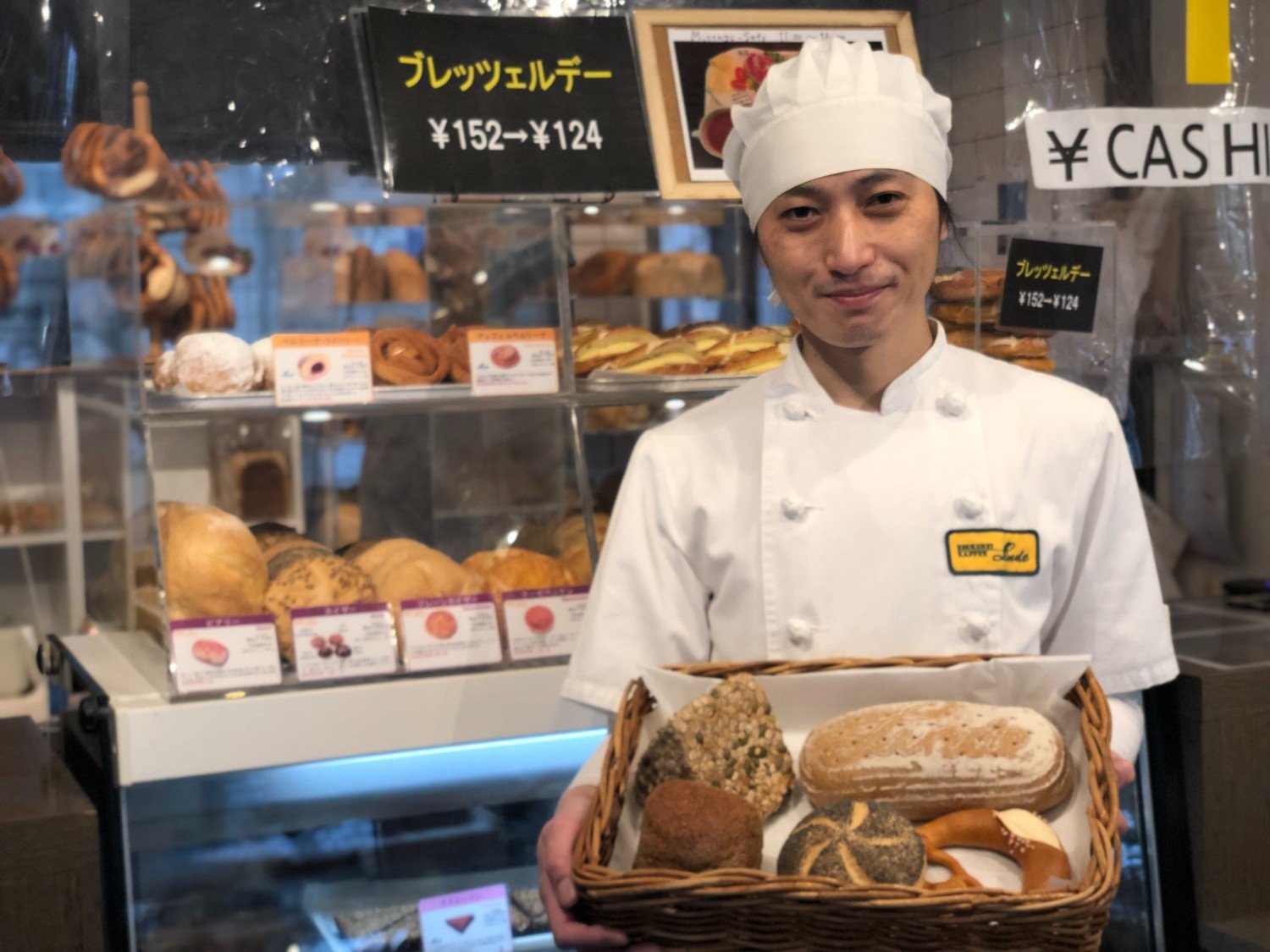 店長の近藤雄季さん。気になるパンがあれば親切に教えてくれる。