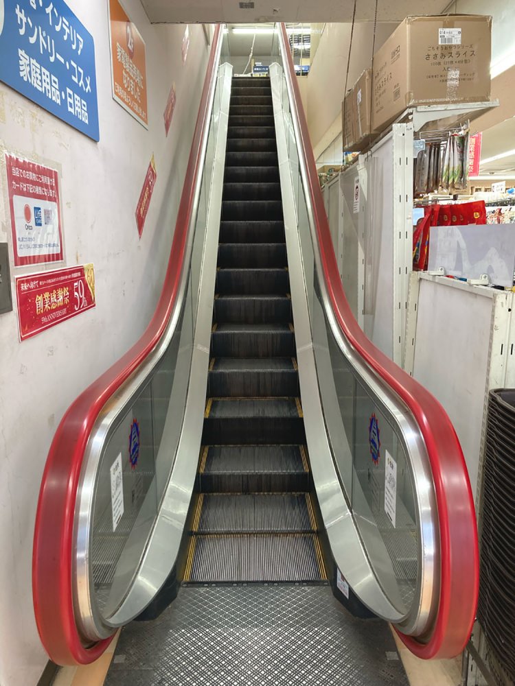 現在のスーパーＯのエスカレーター。以前と同じ機械だと思われるが、元気に稼働している。