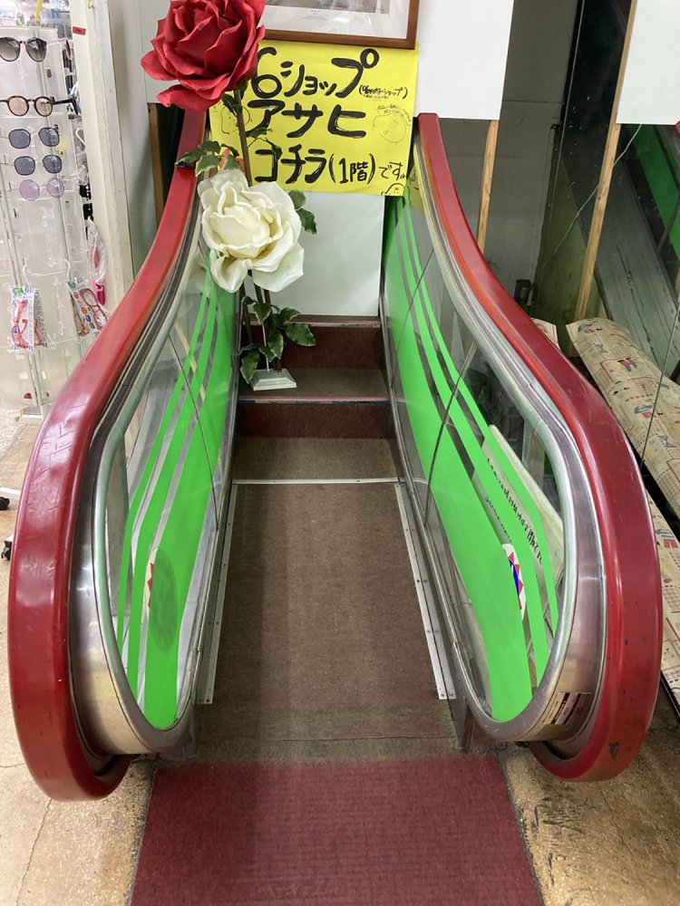 伊勢原のＡショッピングセンターの元エスカレーター。インテリアの一部のようだ。