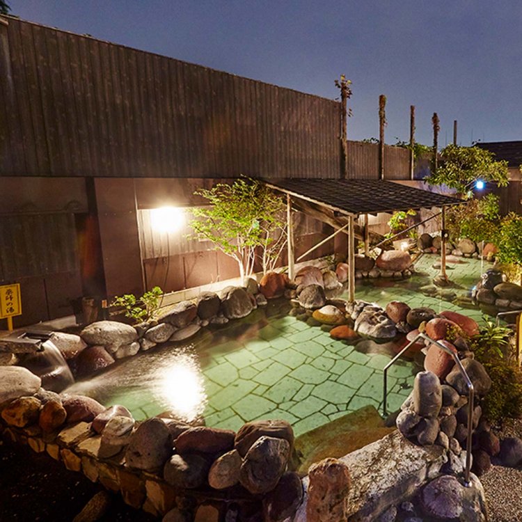 露天エリアのメインの浴槽は、あつ湯・ぬる湯・寝湯の3つの浴槽が並ぶ。