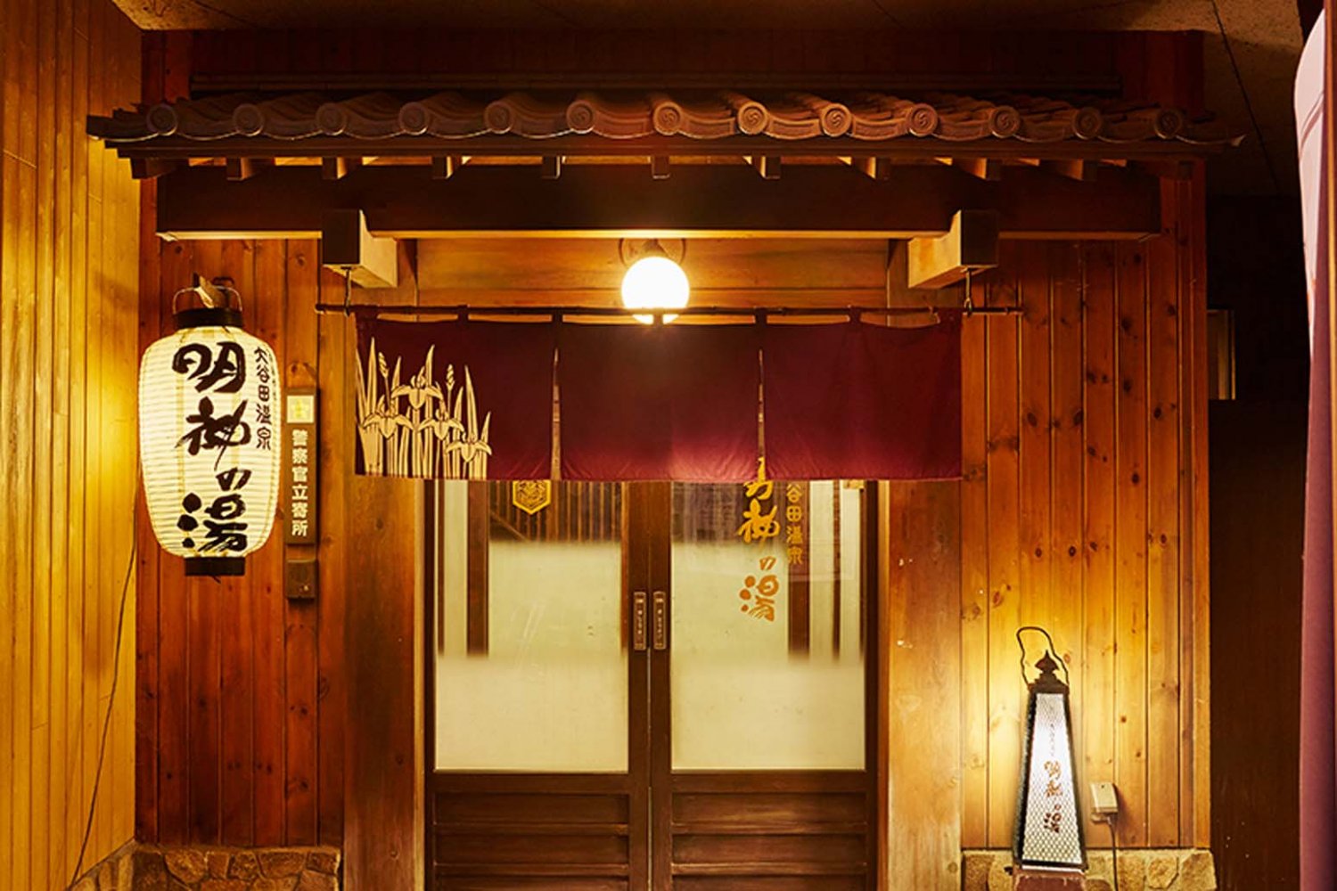 和の風情を漂わせる玄関は旅館のような趣。館内にも日本情緒を演出している。