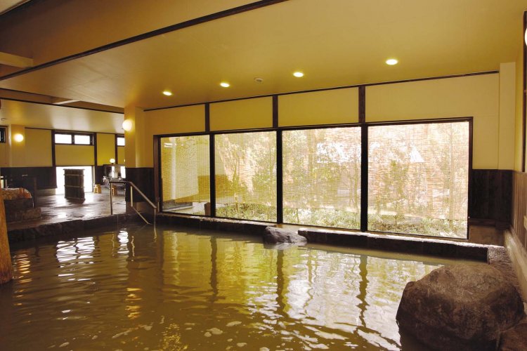 約30畳分の広さがある御柱蔵石風呂。