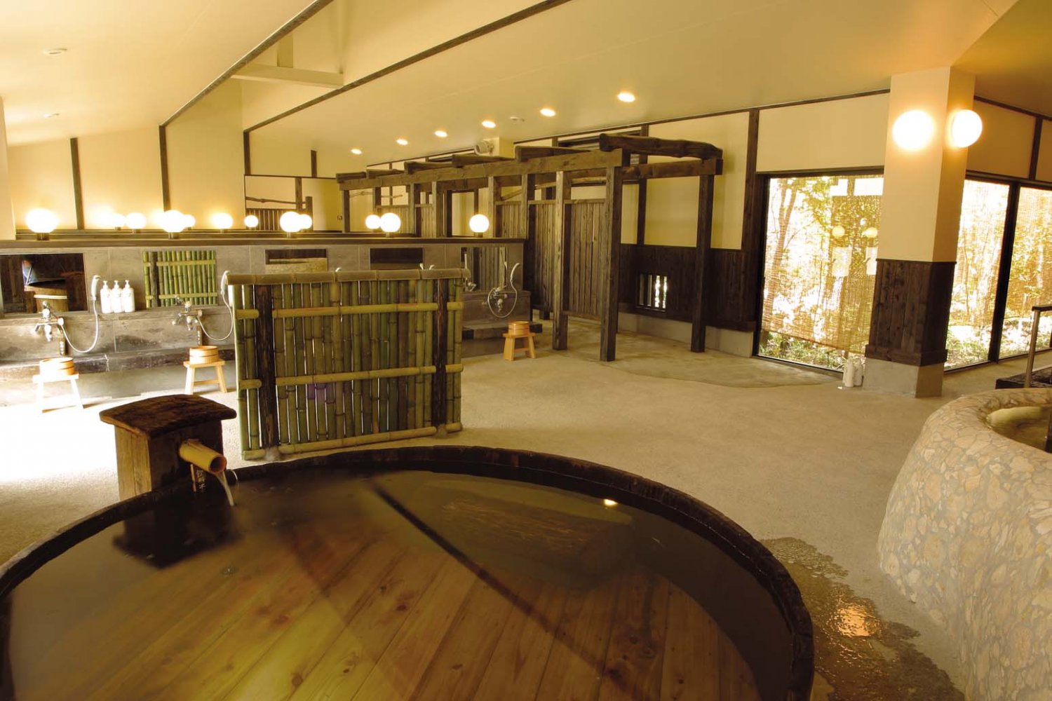 約120年前に作られた『信州タケヤみそ』の味噌樽を使用した味噌樽風呂。
