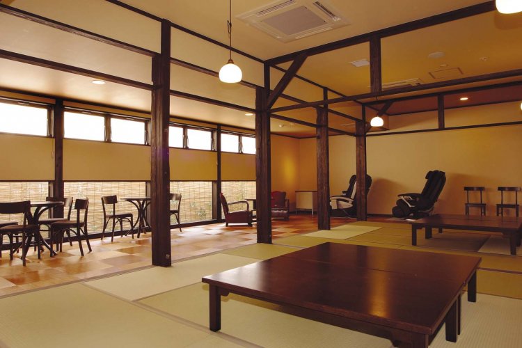 ゆったりとした和室スペースの畳語らい処では、体も心もホッとするほぼほぼ無添加健幸キッチンの料理が食べられる。