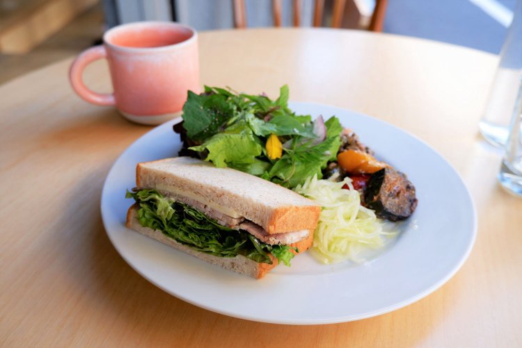 サンドイッチ（ローストポークとチーズ、レタス）＆サラダデリプレート1100円、ホットコーヒー200円（セット価格）。