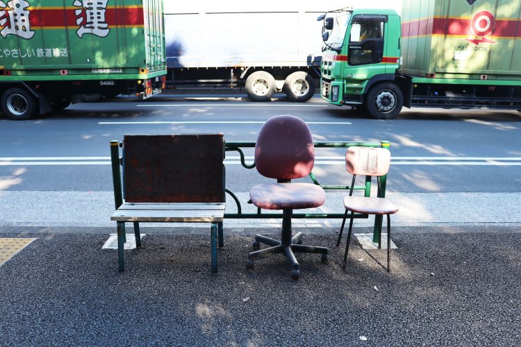 工場地帯の野良イス。