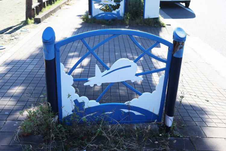 公園すぐそばのガードレールは飛行機のデザイン。