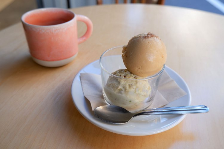 アイスクリーム（ダブル）570円。玉藻塩キャラメル（上）にはトッピングにも玉藻塩をプラス。