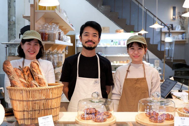 樋口さん（中央）とスタッフの皆さん。