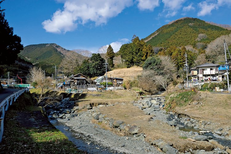 虫沢川に沿って点在する虫沢地区の風景。はなじょろ道入口まで、虫沢川沿いを上がって行く。