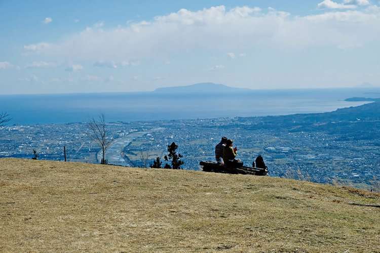高松山山頂から小田原方面を望む。正面には伊豆大島。相模湾に注ぐ酒匂川（さかわがわ）が見える。