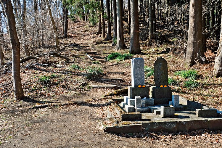 尺里峠にある馬頭観音（右）と石碑。石碑は「虫沢古道を守る会」が建てた他化自在天。第六天を祀るお堂跡に建てたようだ。