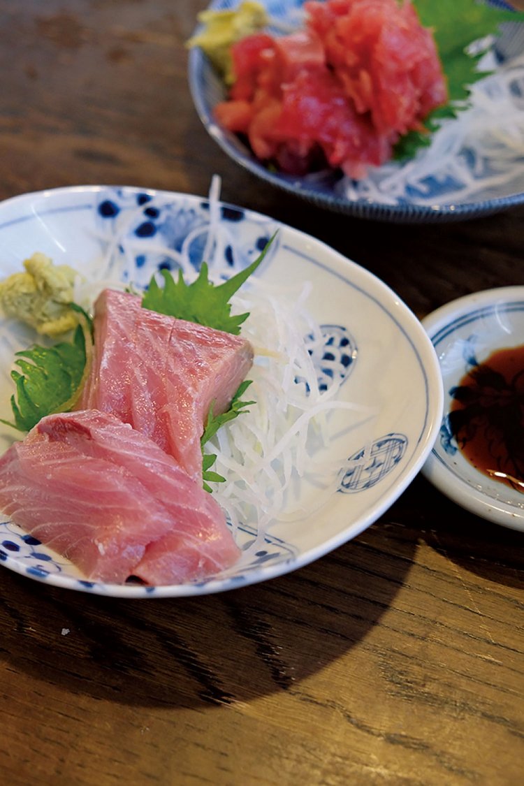 （上）ブリの刺身700円、（下）シュウマイ3個380円。どちらも旨い！