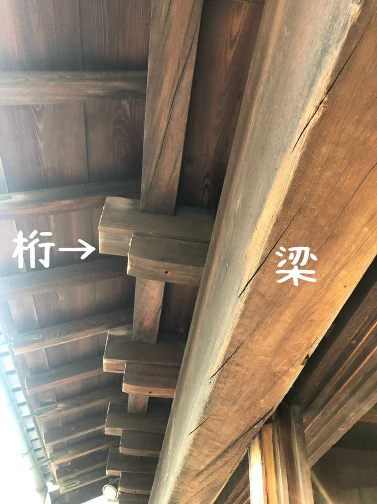 「明治43年の建物」の天井付近を見上げ、オレは一人、しげしげと眺めてみた。この桁（けた）がちょこっと飛び出しているというのがミソか。