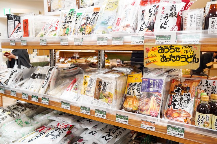 うどんコーナーの棚は全体的に白い。