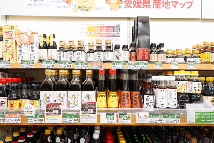 うどん出汁の隣には、昔ながらのボトルに入った醤油が並ぶ。