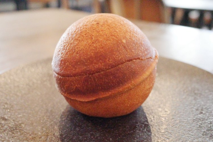 濃密な自家製カスタードをブリオッシュ生地でつつんだクリームパン。