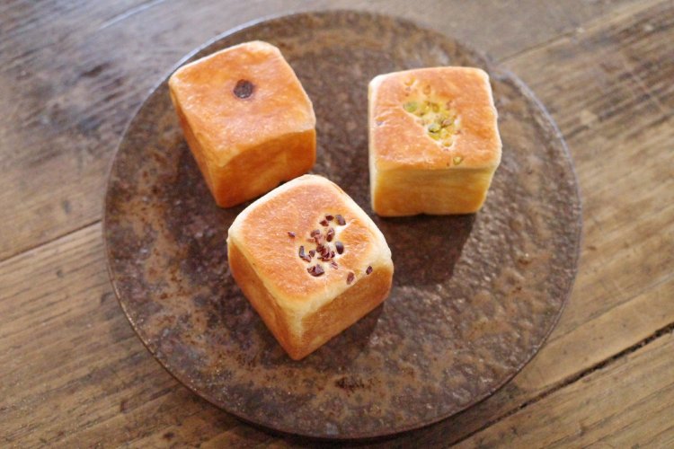 四角いブリオッシュも発見。5㎝角のキューブ型。1つ240円。