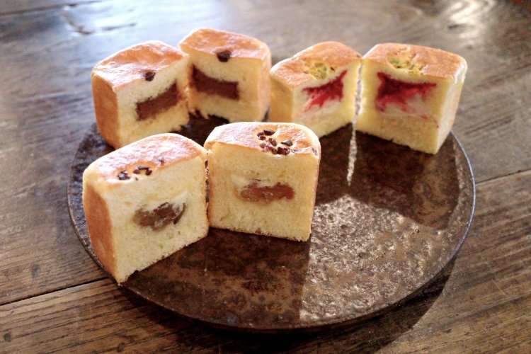 マロングラッセとホワイトチョコ(手前)、ミルクチョコ(左奥)、フランボワーズとクリームチーズ(右奥)。中身もかわいい。