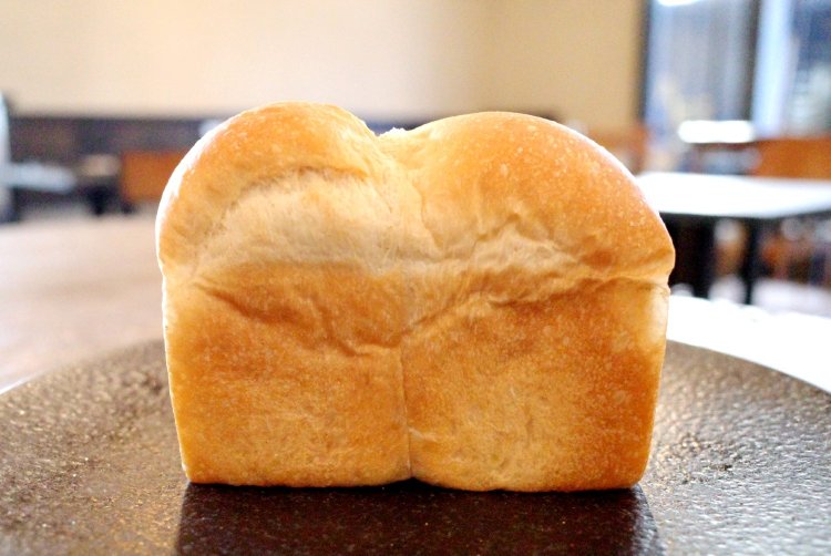 手のひらにすっぽり収まるミニサイズ。ちぎって食べよう。160円。