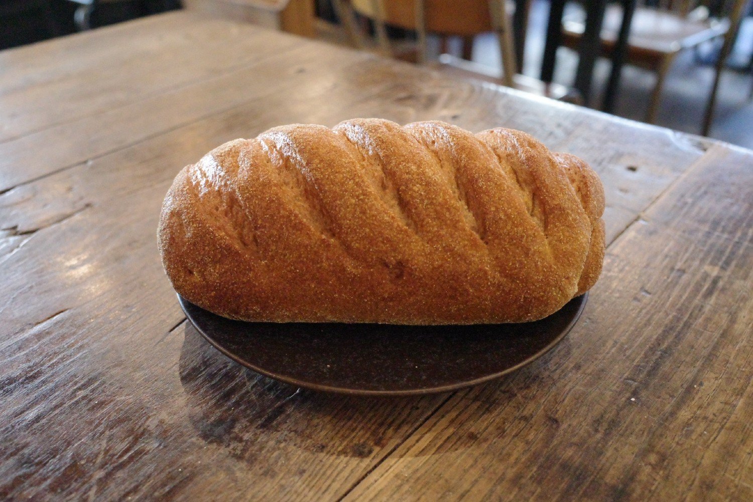 いかにもずっしりとした全粒粉のパン。写真はプレーンなタイプのコンプレ。2分の1サイズで570円。