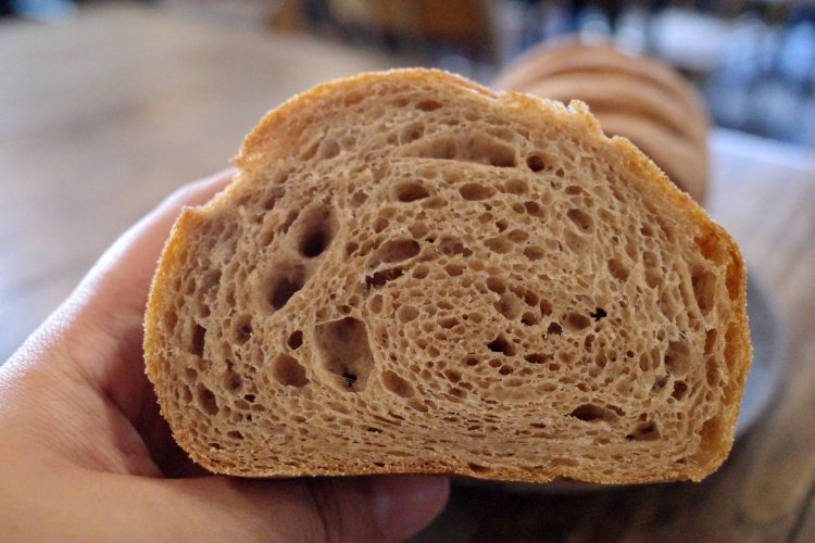 粉と同じ量の水をたっぷりと使用して練っていく。全粒粉とは思えないほどフワフワ!　 つるんと喉を通る。