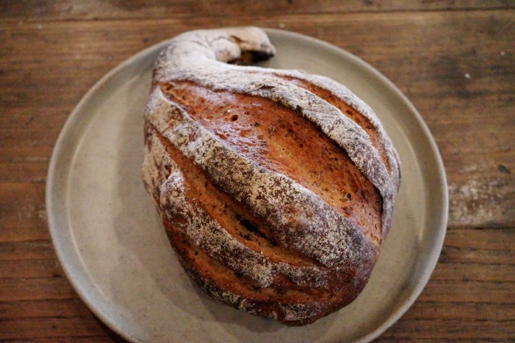 こちらはライ麦にイチジクを入れたパン。香ばしさと甘酸っぱさが相性◎。1つ700円、350円の2分の1サイズも。