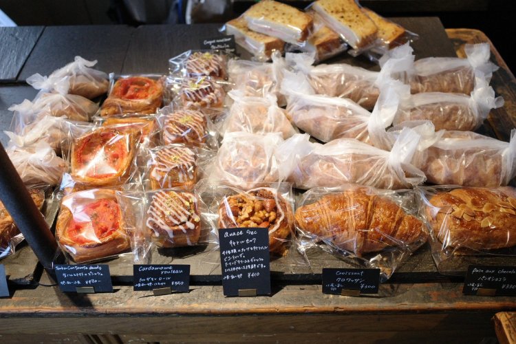 所せましとパンが並ぶ。