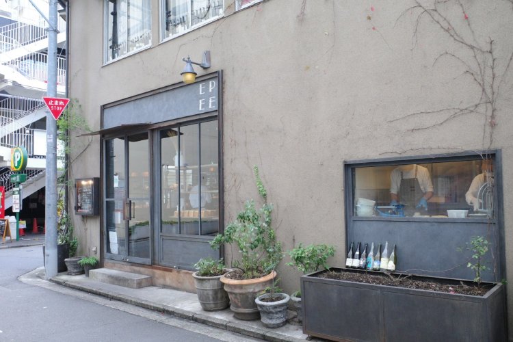 職人さんの手元を覗いたら、こちらの扉からどうぞ。