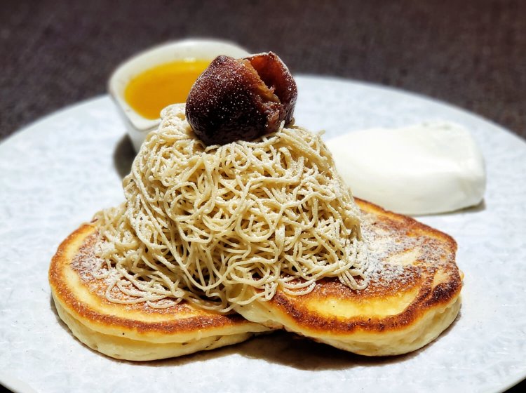 期間限定 利平栗のモンブランパンケーキ 単品2000円、お茶セット 2700円、シャンパーニュセット 3300円。