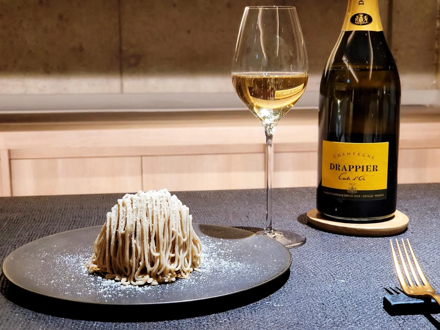 京都発 絞りたて丹波栗のモンブランを泡と楽しむ 茶房 Hisaya Lounge 黒猫スイーツ散歩 麻布十番編 さんたつ By 散歩の達人