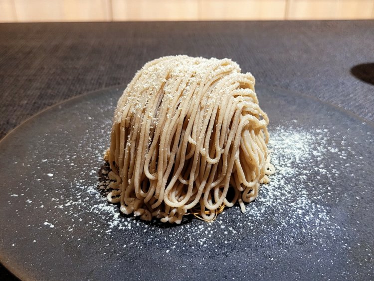 丹波栗の京都モンブラン 単品1800円、お茶セット 2500円、シャンパーニュセット 3100円。