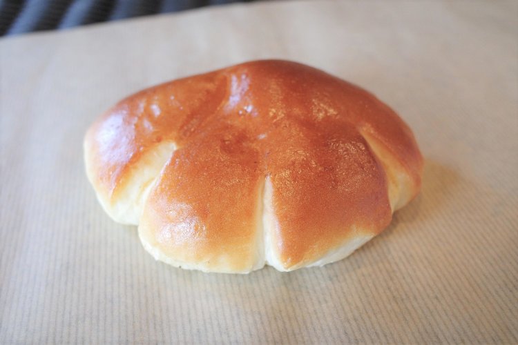 ふんわりとろけるクリームパン162円。見た目はオーソドックスながら、食べるとわかるカスタードクリームのなめらかさと迫力。生地に対し、クリームは1.5倍。1口目から中のクリームがたっぷりとあたる。