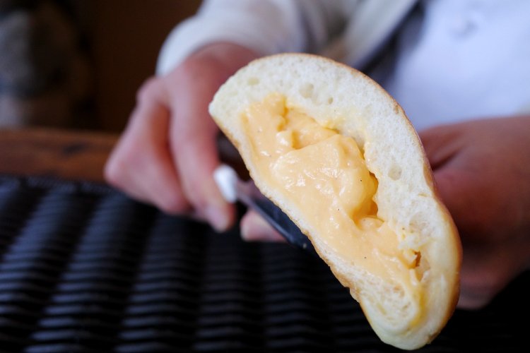 那須御養卵の卵黄とタカナシ牛乳の高脂肪乳を合わせて作るコク深いカスタードクリームがこれでもかと入っている。バターは不使用なのであと味はさっぱり。